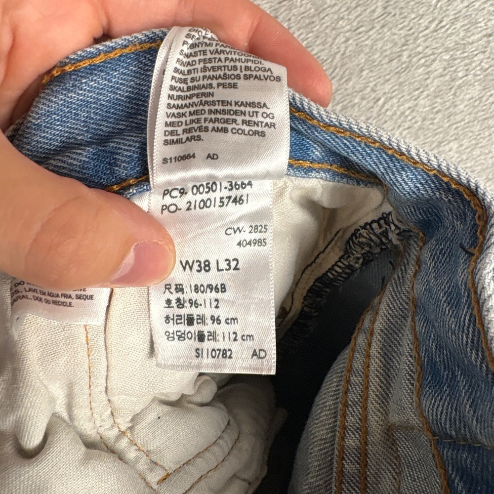 Levis 501‎ Original Fit Mens Light Wash Blue Straight Leg Button Fly Jeans 38x32 - Picture 3 of 11